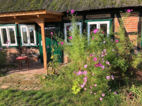 Haus an Fluss und See